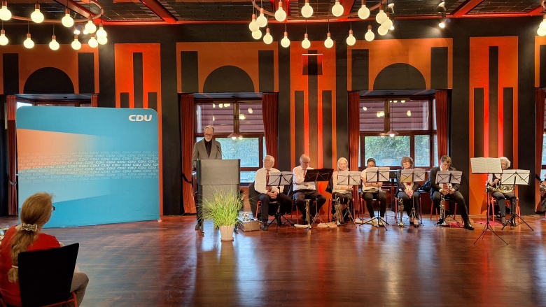 Herr Keup gemeinsam mit dem Posaunenchor Altenberg